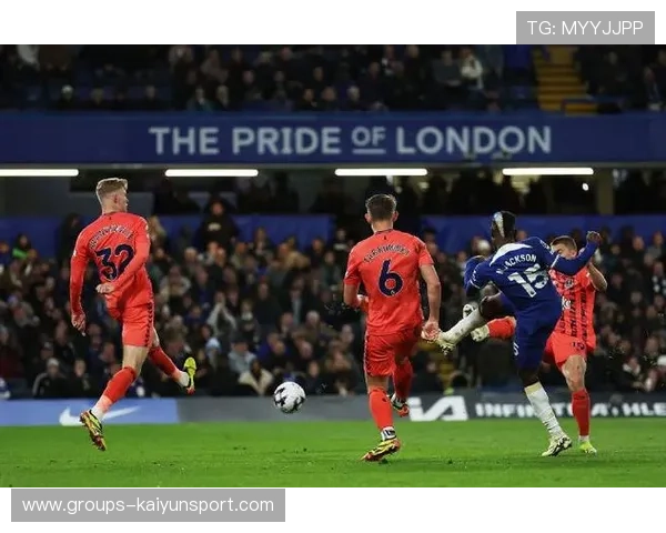 切尔西禁区内的混战由补射决定胜负